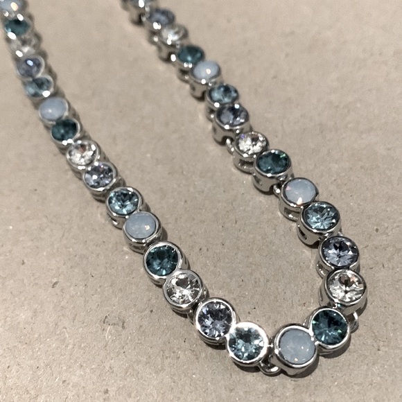 💙 Blue Crystal & Silvertone Necklace - Picture 2 of 6